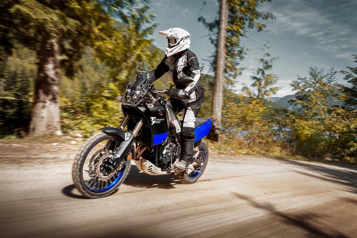 Pose sécurisée par un professionnel qualifié d'un trail Yamaha tenere sur plateau de remorquage à Aix-en-Provence
