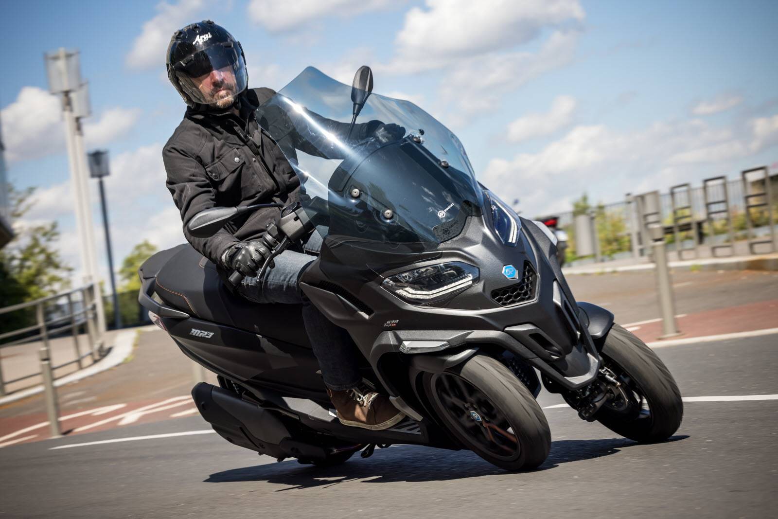 Remorquage de scooter Piaggio MP3 en cas de panne ou chute avec assistance agréée assurances à Aix-en-Provence PACA