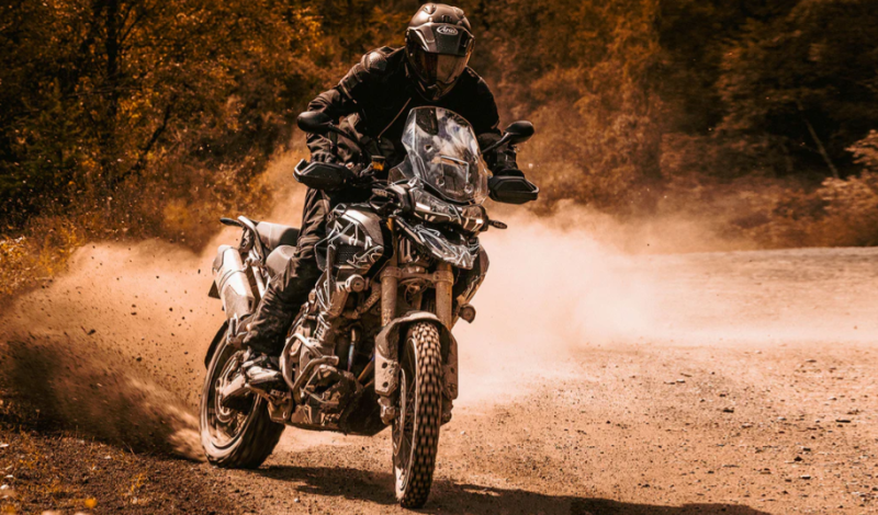 Remorquage de Triumph Tiger 1200 sur terrain difficile avec véhicule tout-terrain dédié à Toulon région Provence-Alpes-Côte d’Azur