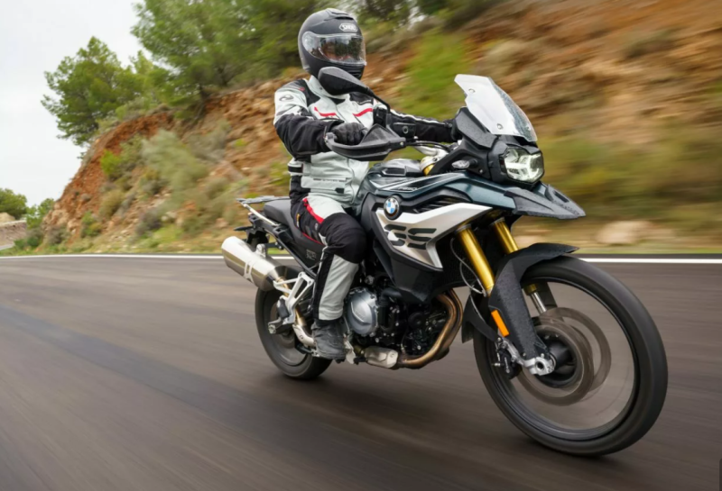 Remorqueur spécialisé deux-roues assurant le transport sécurisé d'une BMW F850GS à Aix-en-Provence en région PACA