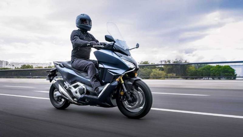 Remorquage de scooter Honda en centre-ville après immobilisation sur voie rapide avec retour au domicile à Toulon en région PACA