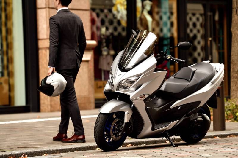 Remorquage de scooter Suzuki accidenté avec prise en charge complète et transport sécurisé vers garage agréé à Toulon dans le Var